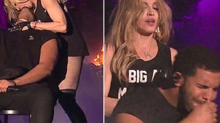 El tabloide británico 'Daily Mail' tituló el mediático beso como 'Madonna, de 56, besa a Drake, de 28, en Coachella, pero no se da cuenta de su expresión de horror mientras se limpia la boca'. (YouTube)