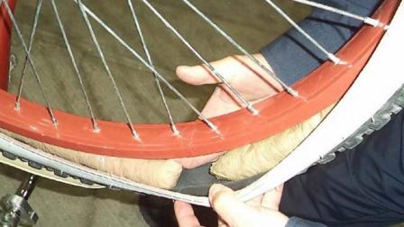 Detienen a adolescentes que cruzaban mariguana en llantas de bicicletas