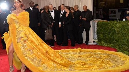 El vestido de Rihanna fue diseñado por la modista de Beijing, Guo Pei, que también tiene algunos de sus suntuosos diseños en la exposición actual del Met 'China: Through The Looking Glass' (China: A Través del Catalejo) que inspiró la gala. (AP)
