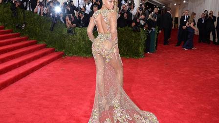 Beyoncé se mostró muy fotogénica, en un vestido transparente de pedrería de Givenchy Haute Couture diseñado por Riccardo Tisci. (AP)