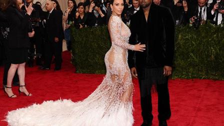 También Kim Kardashian optó por las transparencias con un atuendo blanco con cola de plumas de Peter Dundas para Roberto Cavalli. (AP)