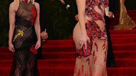 Donatella Versace acompañó a Jennifer Lopez a la gala del Met. (AP)