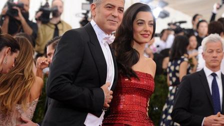 Amal Alamuddin, llegó del brazo de su marido, George Clooney, con un voluminoso vestido rojo rubí de John Galliano. (AP)