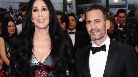 La cantante Cher con el diseñador Marc Jacobs. (AP)