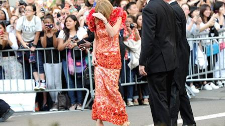 La veterana directora de la gala, la editora de 'Vogue', Anna Wintour, impuso el veto a las 'selfies' durante la gala. (AP)