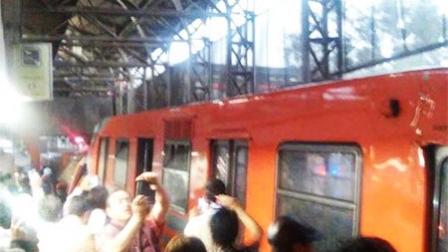 Tras el accidente en la estación Oceanía, diversas personas comenzaron a fotografiar y tomar video.