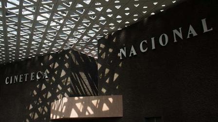 A través de 50 entrevistas con artistas, curadores, directores de museos y críticos, el productor Pablo Jato hace una crítica al mercado del arte nacional e internacional en el documental “El espejo del arte”, que en voz de sus protagonistas revela el “interior” del “mundo plástico”.