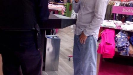 Se detuvo a un sujeto que intentó robar más de 21 mil pesos en ropa en un establecimiento en Coyoacán. 