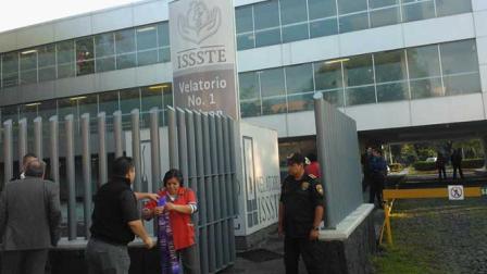 Familiares, amigos, funcionarios y políticos se encuentran en los velatorios del ISSSTE en San Fernando, al sur de la Ciudad de México.
