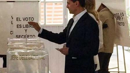 En punto de las 12:03 horas, el primer mandatario acompañado de su esposa, Angélica Rivera de Peña y su hija Paulina, se presentó en la casilla básica.