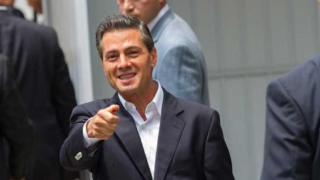 En punto de las 12:03 horas, el primer mandatario acompañado de su esposa, Angélica Rivera de Peña y su hija Paulina, se presentó en la casilla básica.