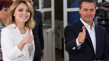 En punto de las 12:03 horas, el primer mandatario acompañado de su esposa, Angélica Rivera de Peña y su hija Paulina, se presentó en la casilla básica.