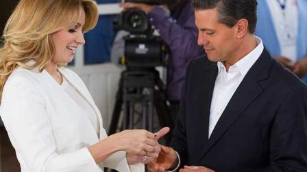 En punto de las 12:03 horas, el primer mandatario acompañado de su esposa, Angélica Rivera de Peña y su hija Paulina, se presentó en la casilla básica.