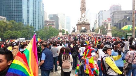 Diversos contingentes se concentran en el Ángel de la Independencia para participar en la marcha del orgullo gay hacia el Zócalo. Foto Daniel Magaña