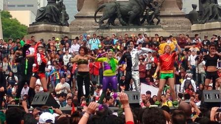 Diversos contingentes se concentran en el Ángel de la Independencia para participar en la marcha del orgullo gay hacia el Zócalo. Foto Daniel Magaña