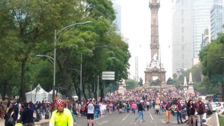 Diversos contingentes se concentran en el Ángel de la Independencia para participar en la marcha del orgullo gay hacia el Zócalo. Foto Daniel Magaña