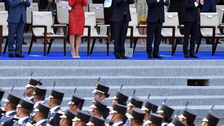 El presidente Enrique Peña Nieto y su esposa Angélica Rivera de Peña atestiguaron el desfile en la Plaza de la Concordia de París