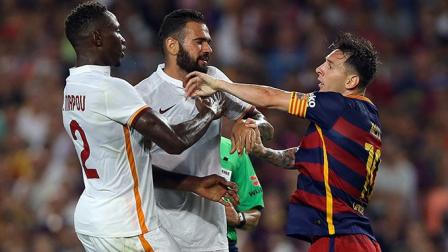 Messi se enfada y da cabezazo en partido amistoso (AP)