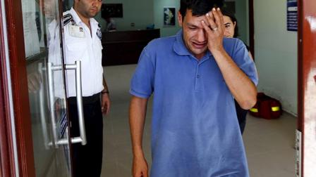 'Sus manos se escaparon de las mías', relata padre de menor sirio