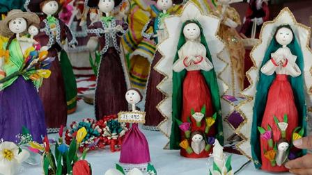 El Totomoxtle, la hoja que cubre al elote se convierte en artesanía para las fiestas patrias. Foto Notimex