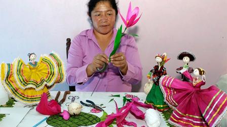 El Totomoxtle, la hoja que cubre al elote se convierte en artesanía para las fiestas patrias. Foto Notimex