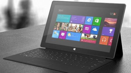 Apple lanzó un teclado inteligente para la iPad Pro, el cual, es muy similar al que las Surface de Microsoft tienen. Foto: Microsoft.
