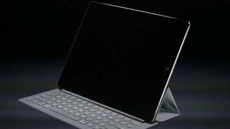 Apple lanzó un teclado inteligente para la iPad Pro, el cual, es muy similar al que las Surface de Microsoft tienen. Foto: Reuters.