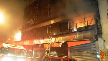 Bomberos sofocan incendio frente a Plaza Meave