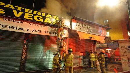 Elementos del Heroico Cuerpo de Bomberos laboraron para controlar el incendio frente a Plaza Meave. 