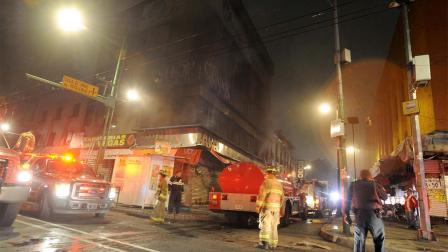 Elementos del Heroico Cuerpo de Bomberos laboraron para controlar el incendio frente a Plaza Meave. 