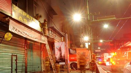 Elementos del Heroico Cuerpo de Bomberos laboraron para controlar el incendio frente a Plaza Meave. 