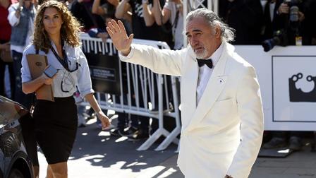 Marc Lloret, de nombre artístico Marc De Niro, es catalán y se parece muchísimo al estadunidense, pero cuando De Niro era quince años más joven.