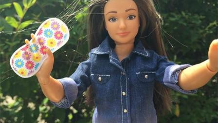 La conocen como Lammily y su diseñador Nickolay Lamm tuvo como objetivo presentar a una muñeca que compitiera en línea directa con el prototipo perfeccionista y de figura esbelta que representa Barbie