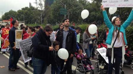 'Contingente Carriola' en la marcha por los desaparecidos en Ayotzinapa. Foto: @monicatapiaa