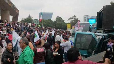 Organizaciones civiles comenzaron la concentración en el Auditorio Nacional, desde donde partiría la megamarcha con rumbo al Zócalo capitalino.