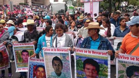 Organizaciones civiles comenzaron la concentración en el Auditorio Nacional, desde donde partiría la megamarcha con rumbo al Zócalo capitalino.