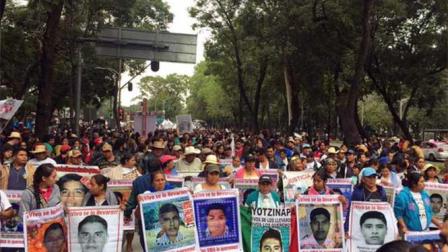 Conforme avanzaba el tiempo, organizaciones civiles comenzaron la concentración en el Auditorio Nacional, Chivatito, Estela de Luz para acompañar en la megamarcha.