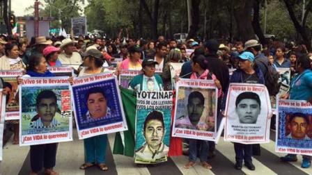 Conforme avanzaba el tiempo, organizaciones civiles comenzaron la concentración en el Auditorio Nacional, Chivatito, Estela de Luz para acompañar la megamarcha.
