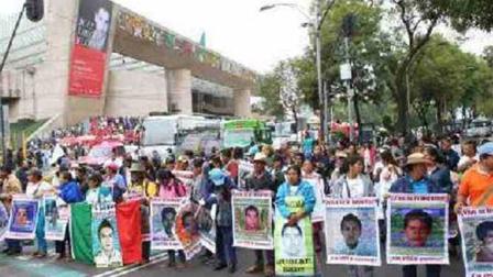 Conforme avanzaba el tiempo, organizaciones civiles comenzaron la concentración en el Auditorio Nacional, Chivatito, Estela de Luz para acompañar en la megamarcha.