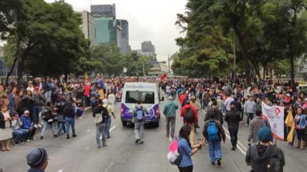 La marcha a la altura de la Diana Cazadora de la Ciudad de México.