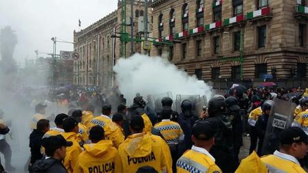 Un grupo de los autodenominados anarquistas realizaron desmanes en Paseo de la Reforma y Avenida Juárez. Foto Antonio García