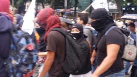 Un grupo de los autodenominados anarquistas realizaron desmanes en Paseo de la Reforma y Avenida Juárez. Foto Antonio García