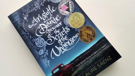 1. "Aristóteles y Dante descubren los secretos del Universo", de Benjamin Alire Saenz. Foto: Especial