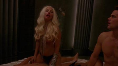 La cantante, que da vida a 'Elizabeth' (una vampiro que transformó su hogar en un hotel donde asesina a sus huéspedes) protagonizó una escena de sexo, junto a su amante Matt Bomer. (FX)