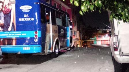 Dos jóvenes fueron atacados a balazos en calles de la colonia Lomas de Chamapa, municipio de Naucalpan. Foto Carlos Arteaga