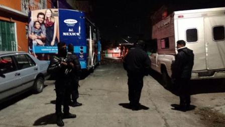 Dos jóvenes fueron atacados a balazos en calles de la colonia Lomas de Chamapa, municipio de Naucalpan. Foto Carlos Arteaga