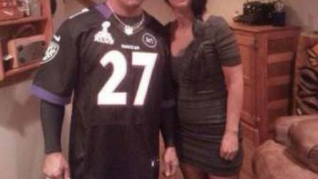 Ray Rice y su esposa. No sólo la violencia doméstica nunca debería ser motivo de risa, oscurecer la piel para un disfraz es muy políticamente incorrecto. 
