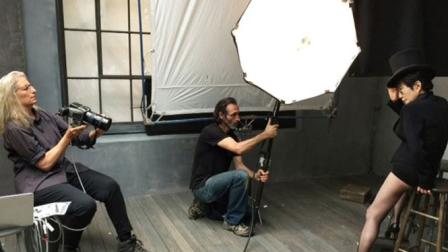 A los 82 años, Yoko Ono, la viuda de John Lennon, posa para la lente de Annie Leibovitz. (Pirelli)