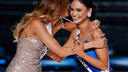 Wurtzbach lucía estupefacta ante la situación, pero Vega se colocó en medio de las dos y con mucha gracia transfirió la corona a la verdadera ganadora. (AP)