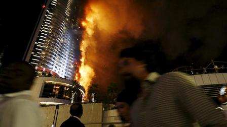 La policía de Dubái dijo el jueves que el edificio fue evacuado y que 16 personas resultaron con heridas leves. Foto: Reuters